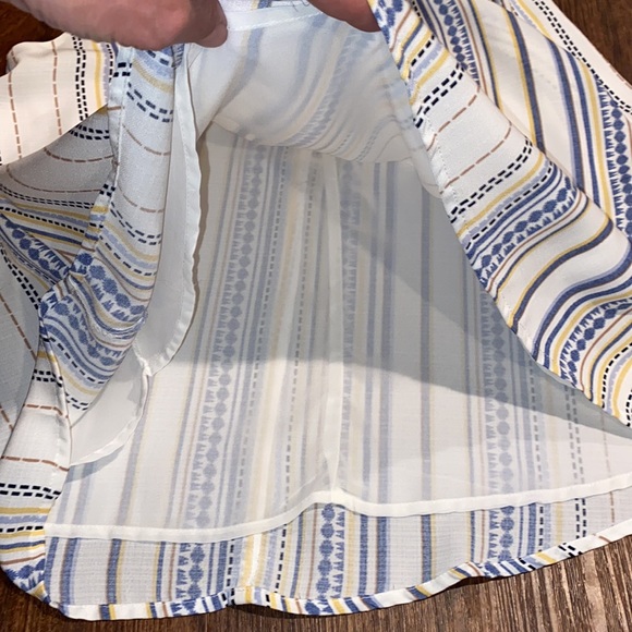 Gilli Pinstriped Sleeveless Blouse w/Tie - Picture 10 of 10